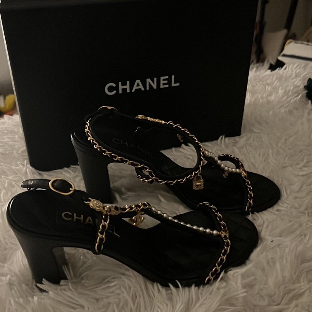 CHANEL New Interlocking Black T-strap Sandals - Picture 12 of 13